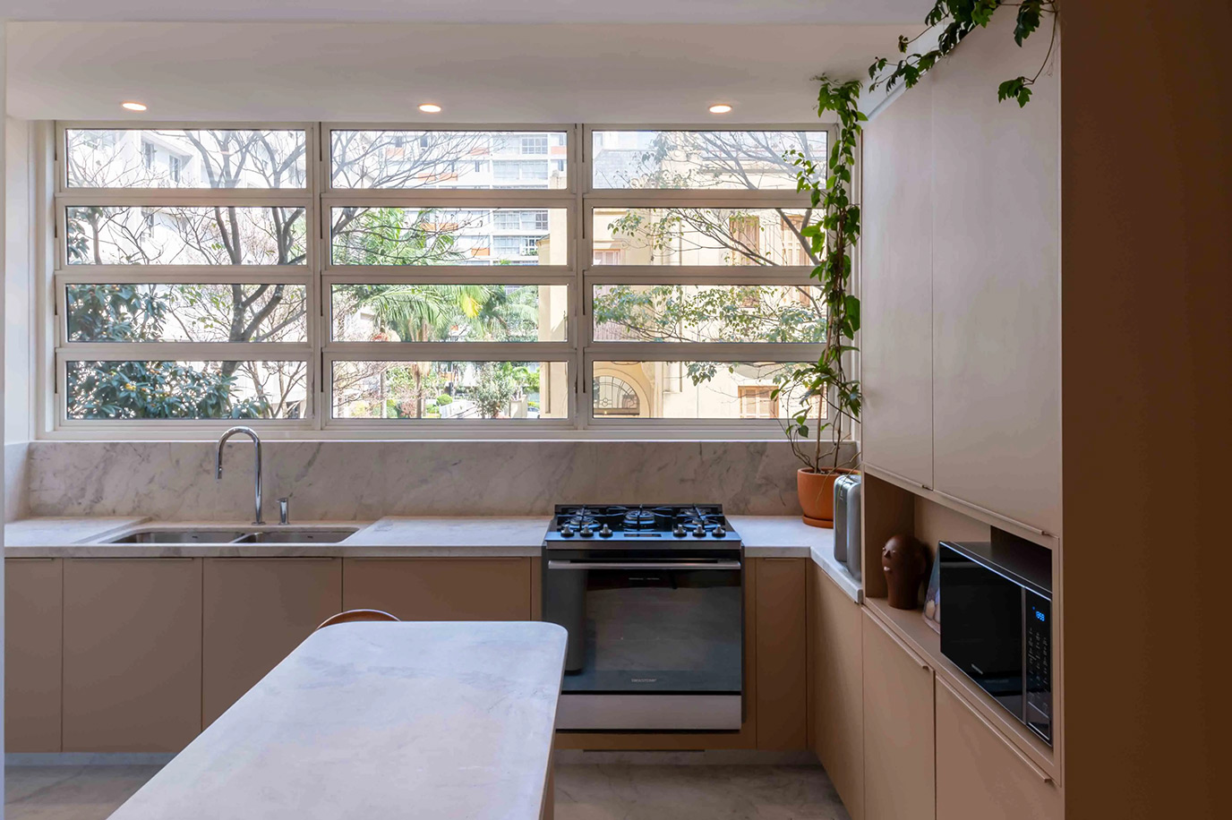 anastassiadis-retrofit-higienopolis-banho-piso-parede-nicho-lavatorio-marmore-branco-parana-argento-levigado-di-marmore--3--(1)r