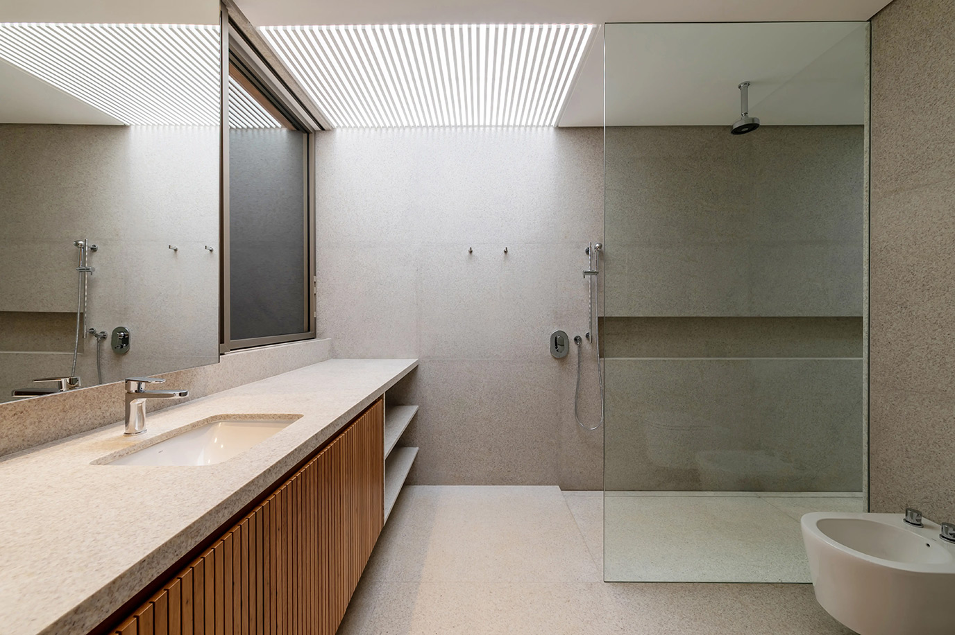 bernardes-laer-lavatorio-lavabo-piso-parede-granito-branco-siena-escovado-2r