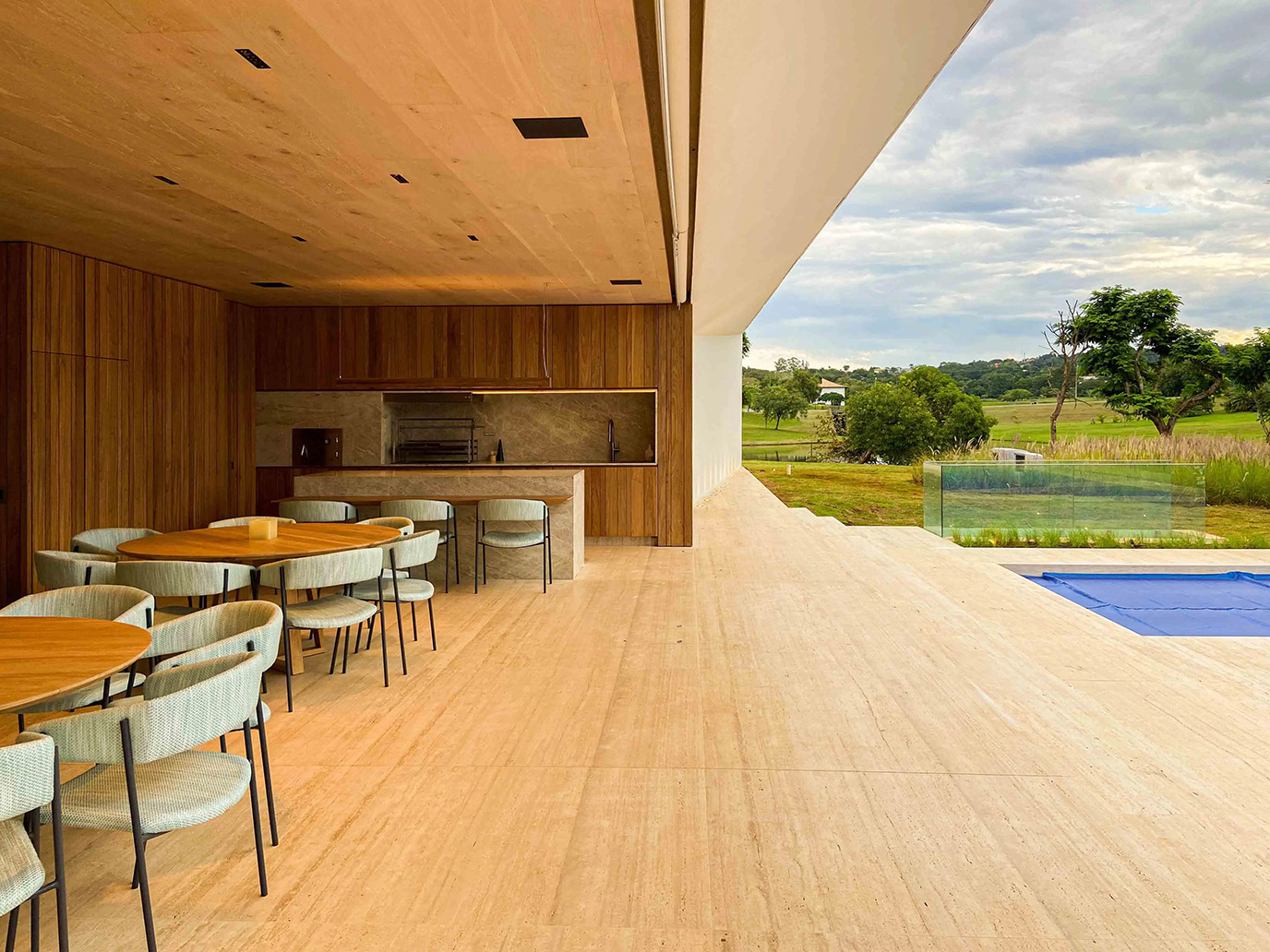 felipe-caboclo-arquitetura-seripierri-engenharia-piso-travertino-light-bruto-balcadas-quartzito-taj-mahal-levigado-di-marmore-2r