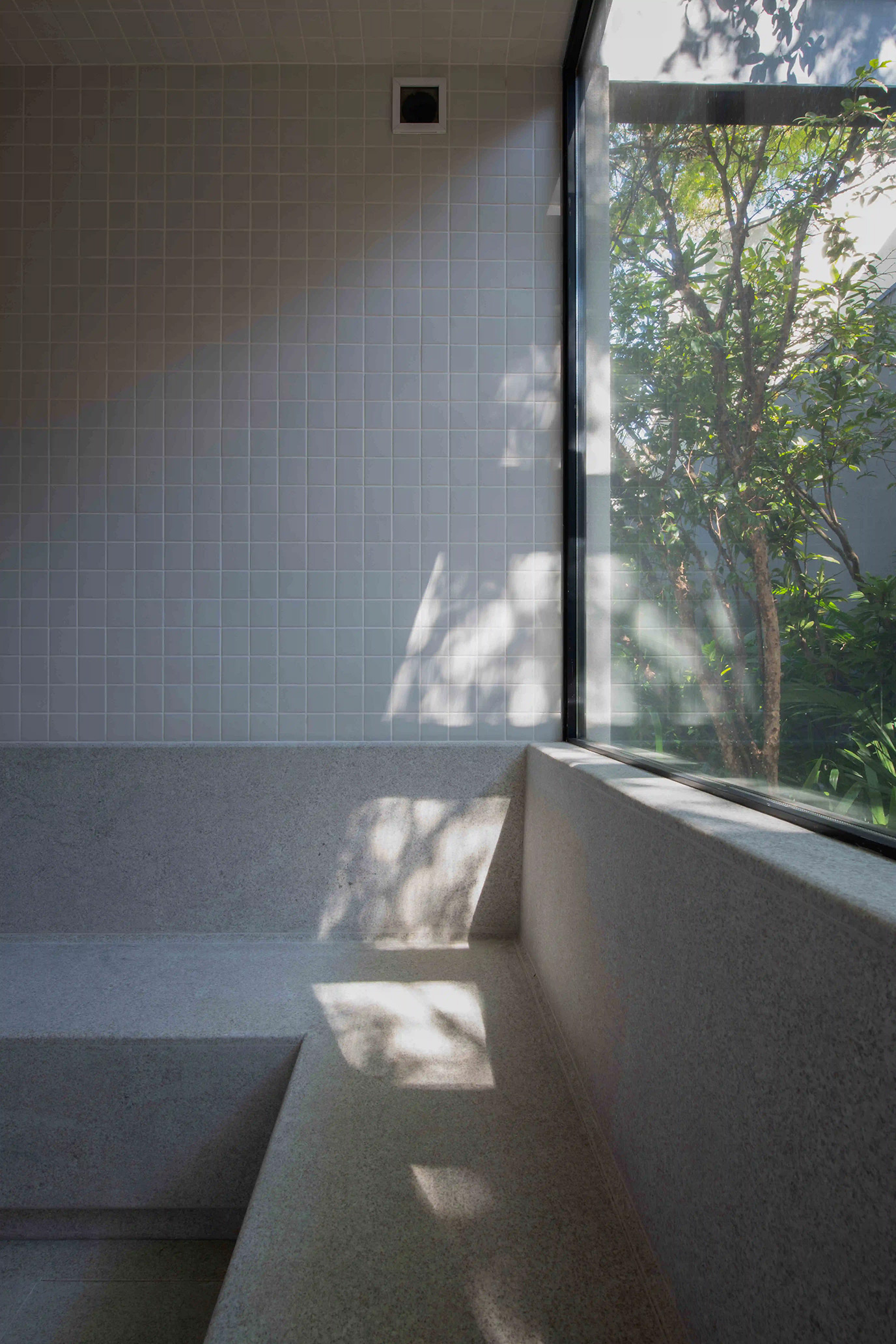 inovalli-bernardes-arquitetura-residencia-alemanha-sauna-piso-parede-granito-branco-siena-levigado-di-marmore-(6)