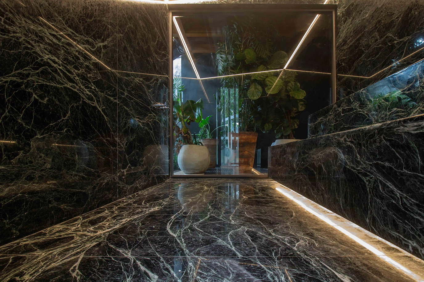 lar-construtora-bernarde-arquitetura-residencia-grecia-sauna-piso-parede-marmore-verde-alpi-polido-di-marmore-(1)