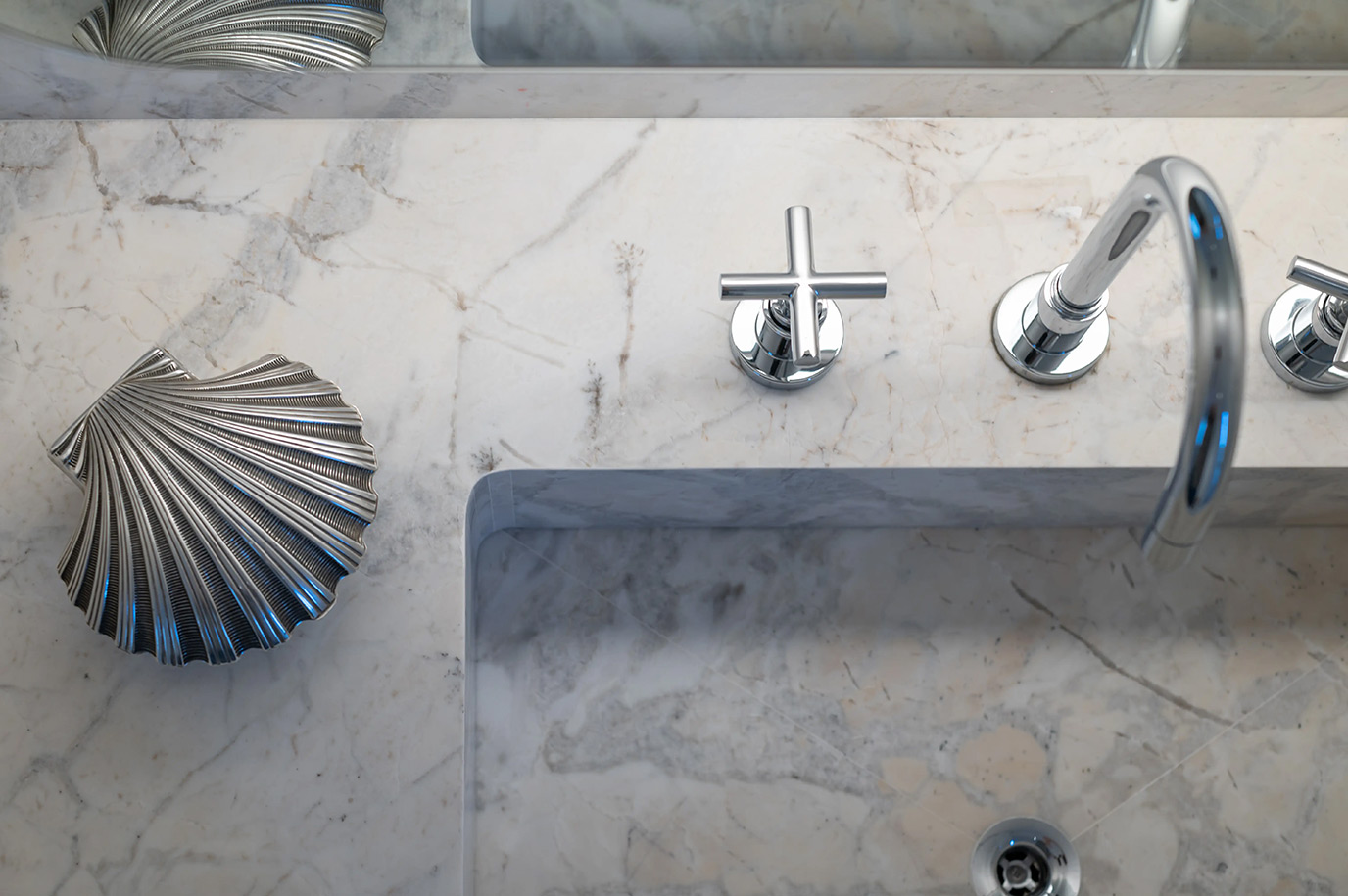 anastassiadis-retrofit-higienopolis-banho-piso-parede-nicho-lavatorio-marmore-branco-parana-argento-levigado-di-marmore-4r