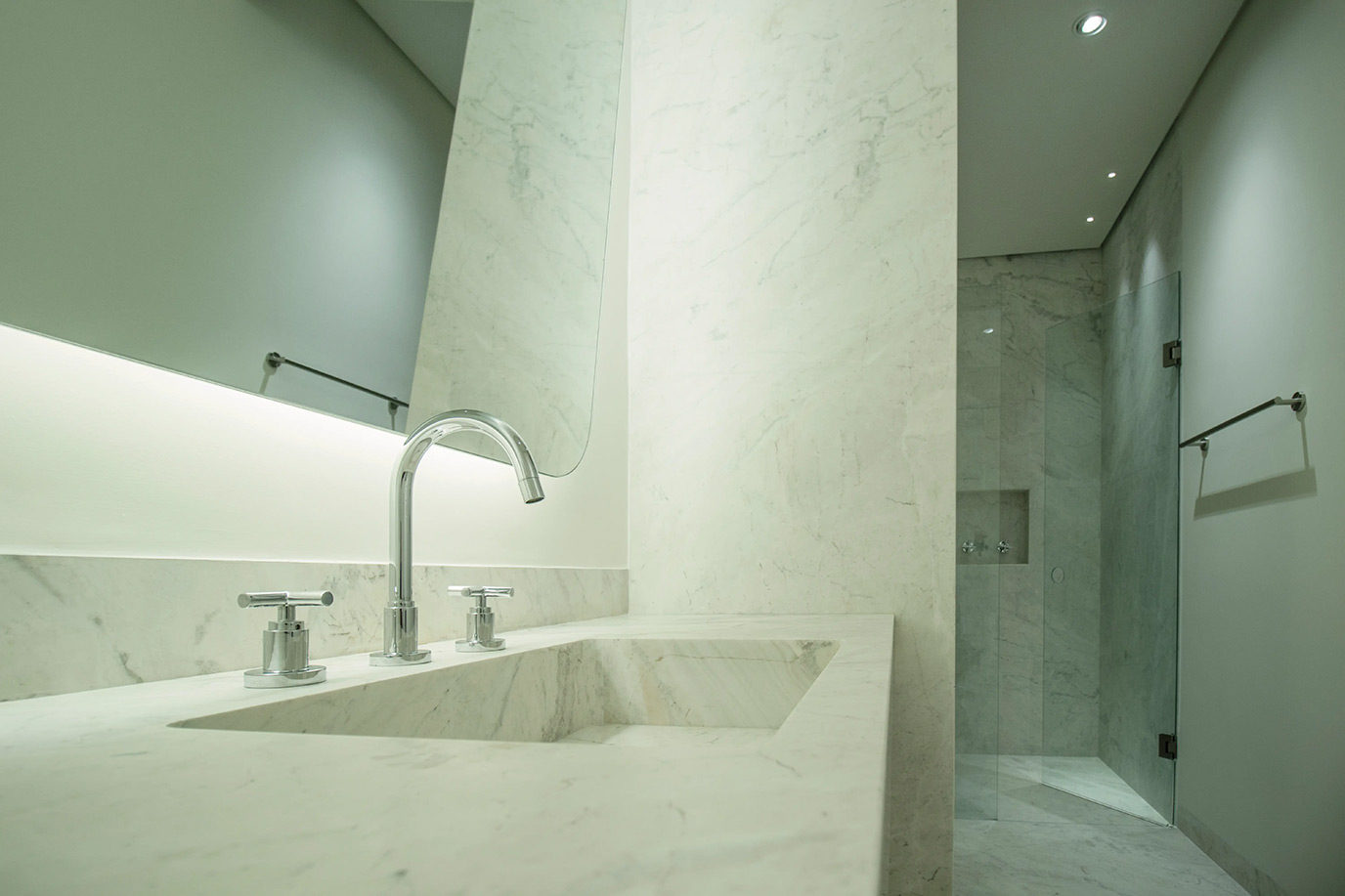 anastassiadis-retrofit-higienopolis-banho-piso-parede-nicho-lavatorio-marmore-branco-parana-argento-levigado-di-marmore-5r