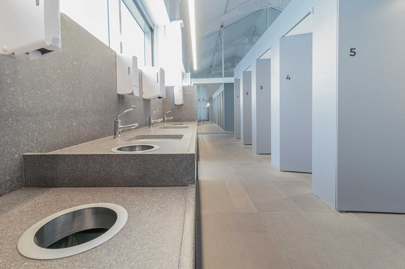 arquitetos-associados-silvio-oksman-pinacoteca-wc-bancada-basalto-cinza-3r