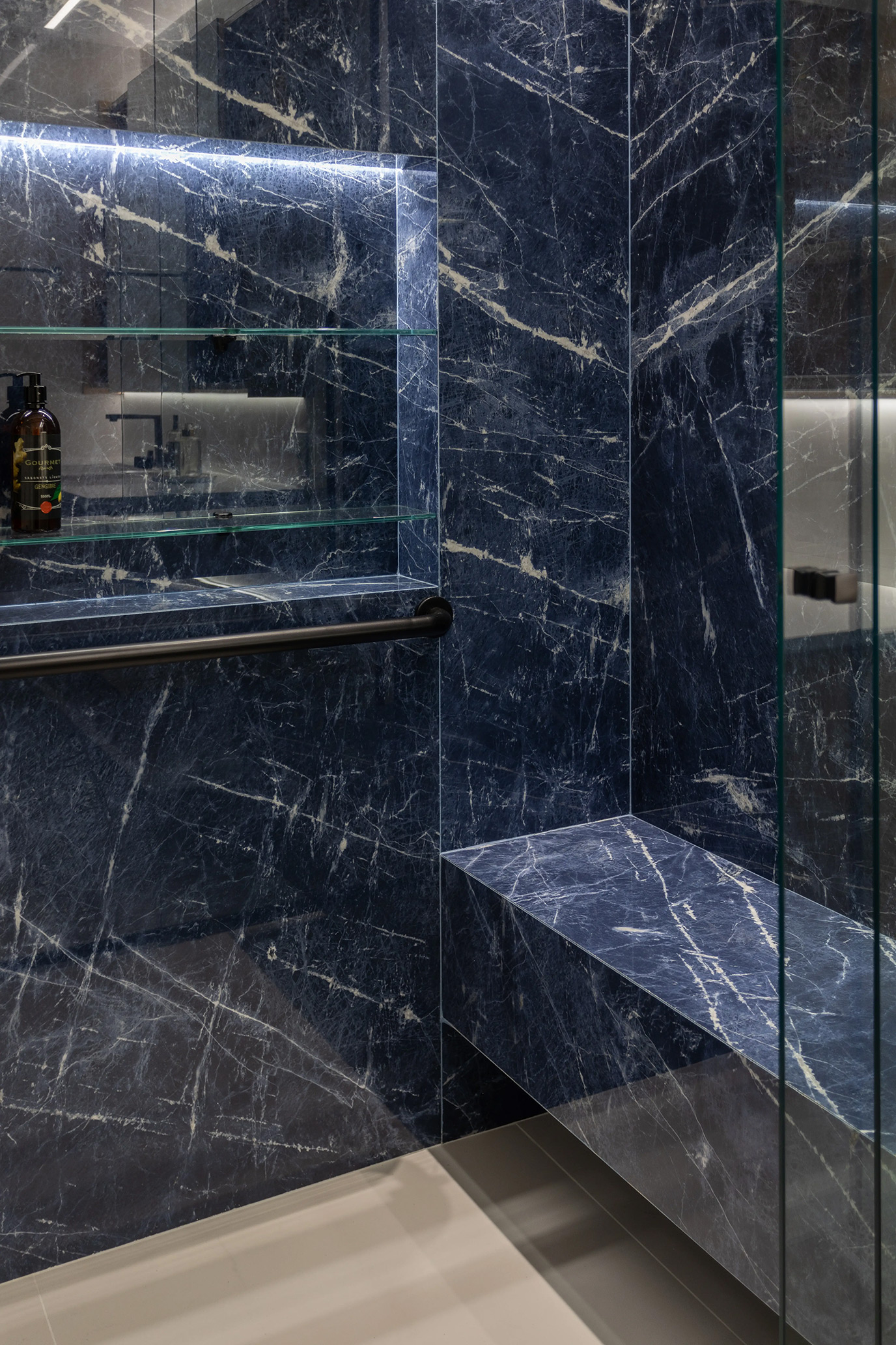 giordana-dutra-piso-parede-banco-nicho-dekton-di-marmorer