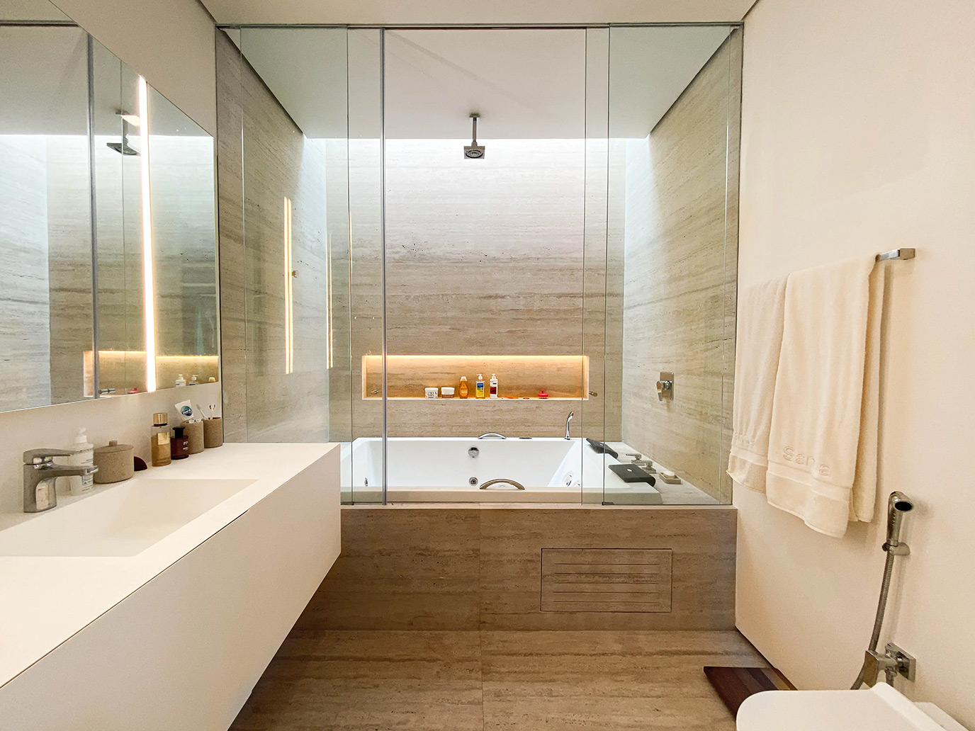 felipe-cabloco-arquitetura-seripierri-engenharia-piso-parede-nicho-banheira-travertino-di-marmorer