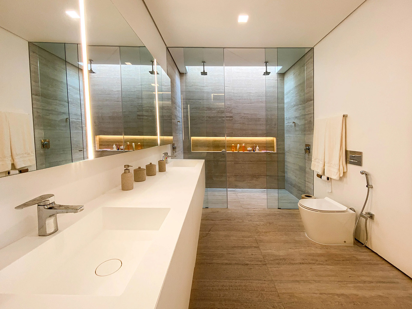 felipe-cabloco-arquitetura-seripierri-engenharia-piso-parede-nicho-travertino-di-marmorer