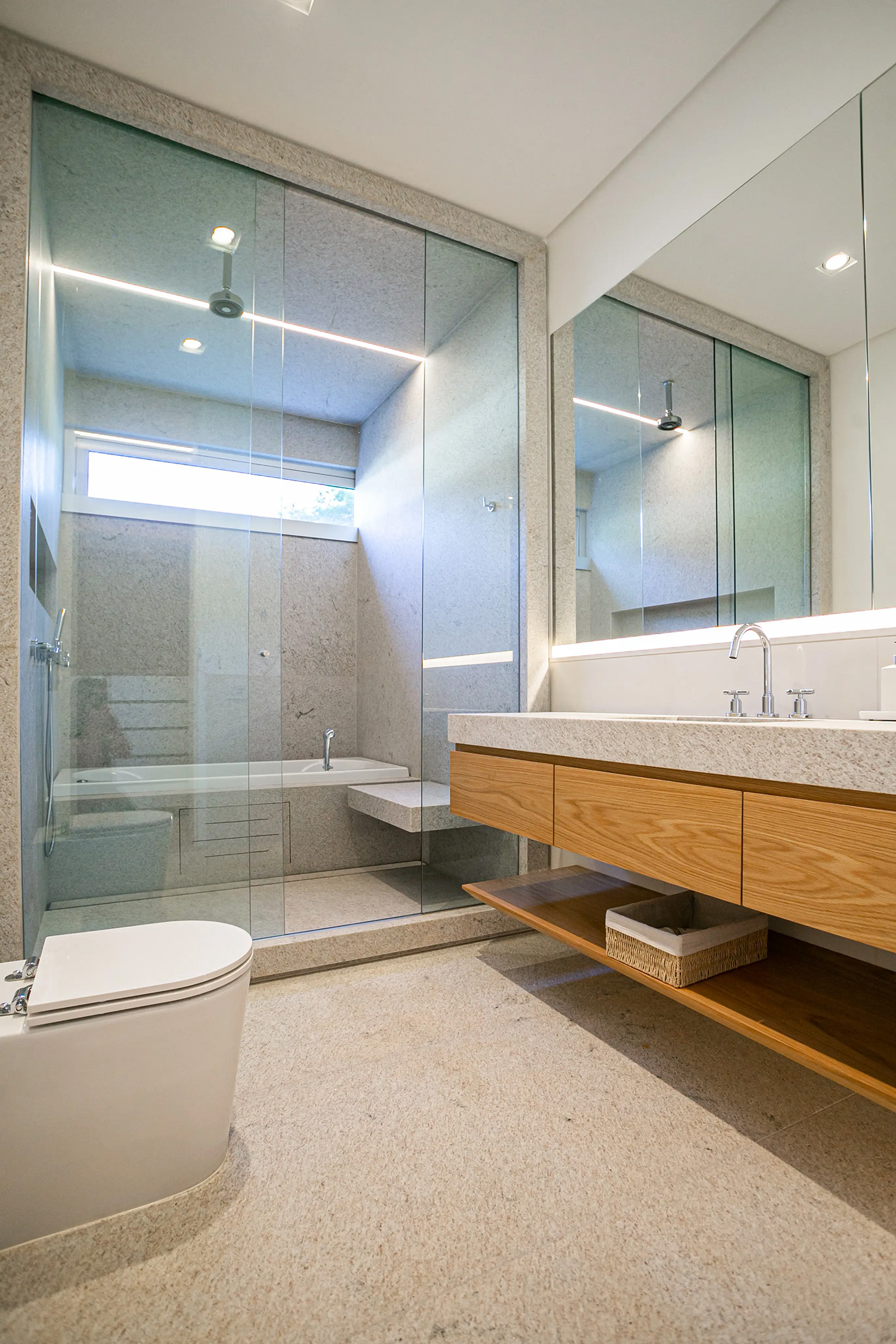 fgmf-arquitetura-laer-engenharia-fazenda-boa-vista-piso-parede-nicho-banco-lavatorio-cuba-moldada-graniito-branco-siena-di-marmorer