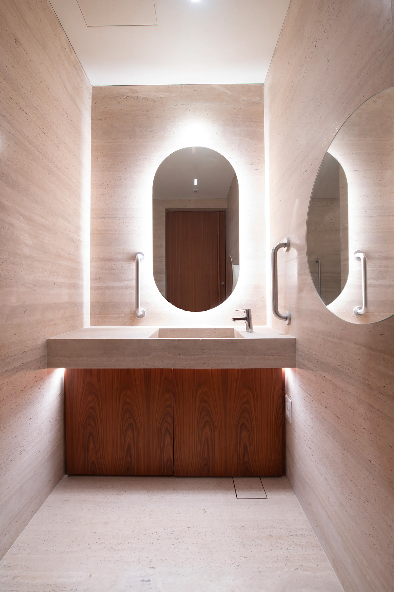 perkinswill-saeng-btg-pactual-terminal-luxo-wc-lavatorio--cuba-moldada-piso-paginado-travertino-romano-di-marmore-r