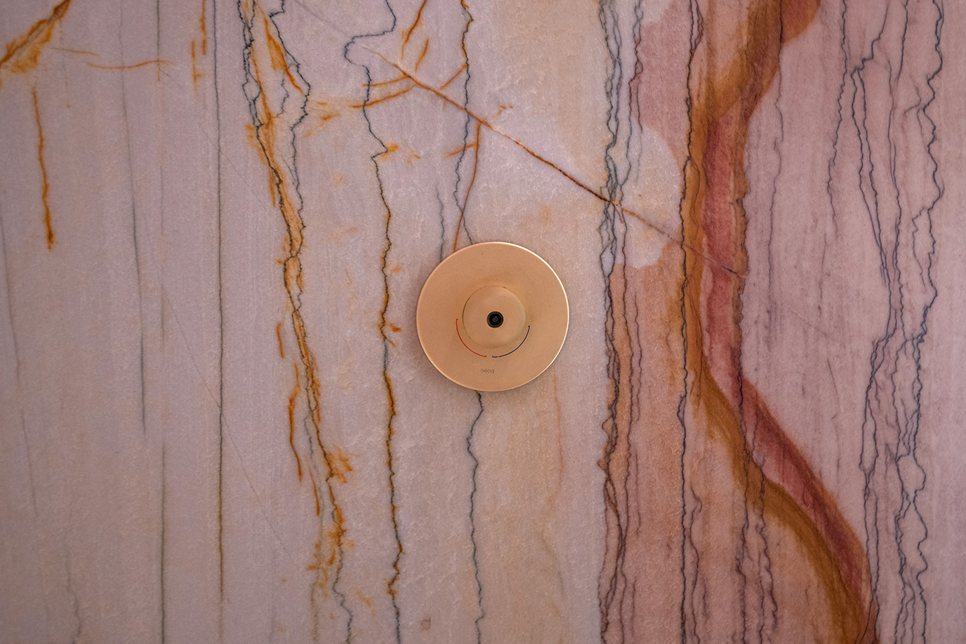 paola-ribeiro-casacor-banheiro-piso-parede-bancada-marmore-crystal-gold-10r