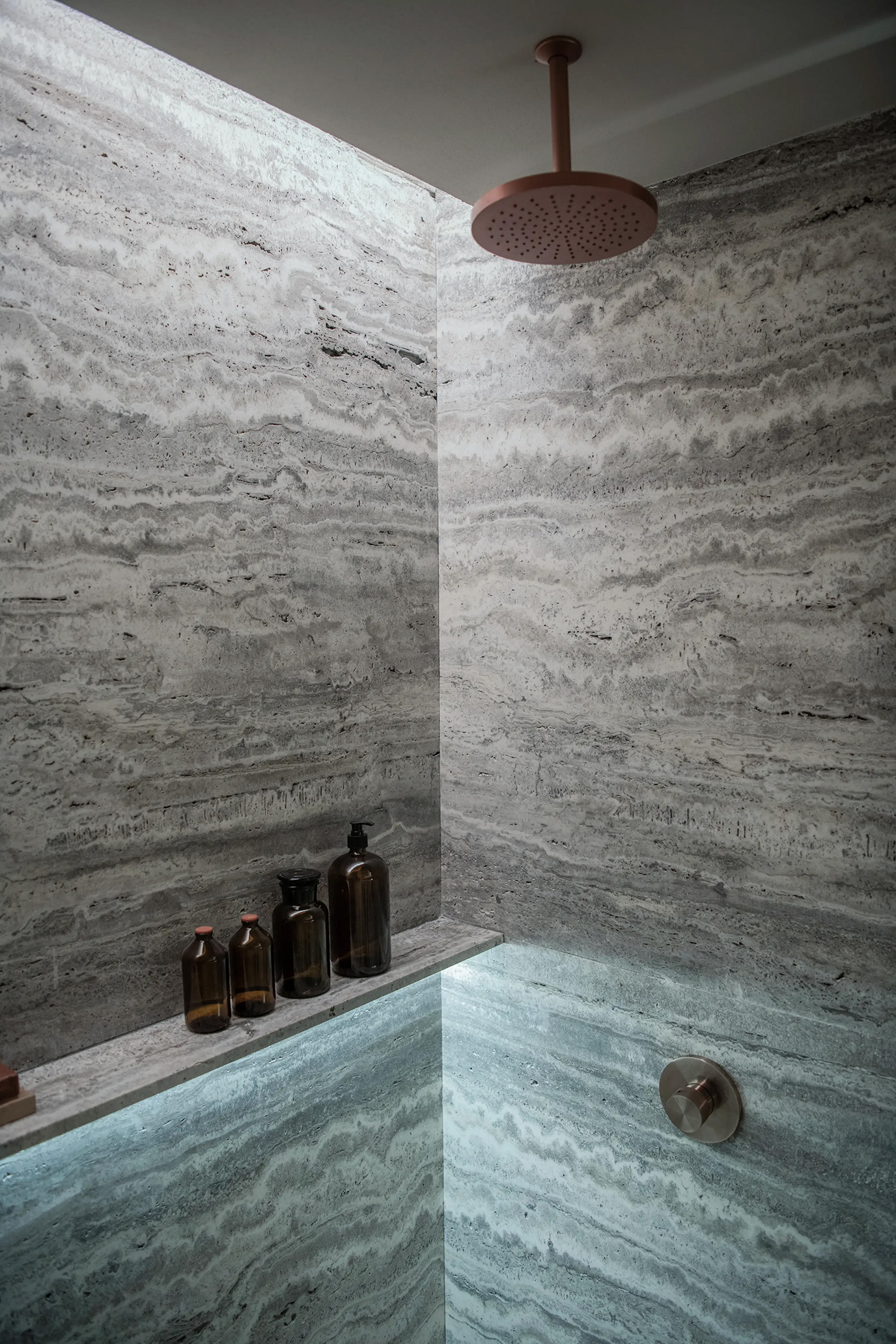 studio-mk27-ideazarvos-banho-lavatorio-cuba-montada-prateleira-nicho-piso-parede-travertino-silver-bruto-levigado-di-marmore-4r