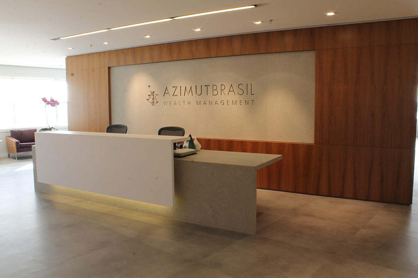 athie-wohnrath-azimut-4piso-parede-logo-baixo-relevo-aparador-balcao-limestone-vermont-di-marmorer