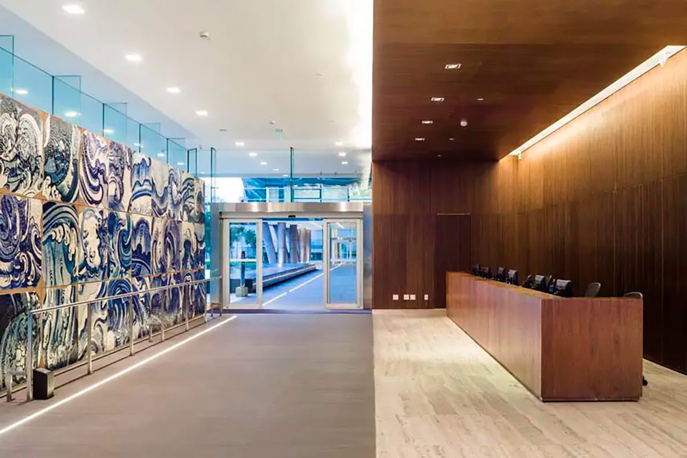 athie-wohnrath-itau-bba-19-piso-travertino-romano-di-marmorer