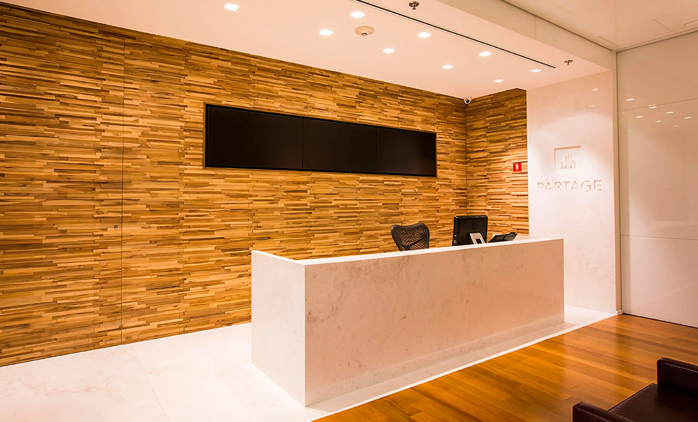 athie-wohnrath-partage-1-piso-parede-logo-baixo-relevo-balcao-marmore-branco-pigues-di-marmorer