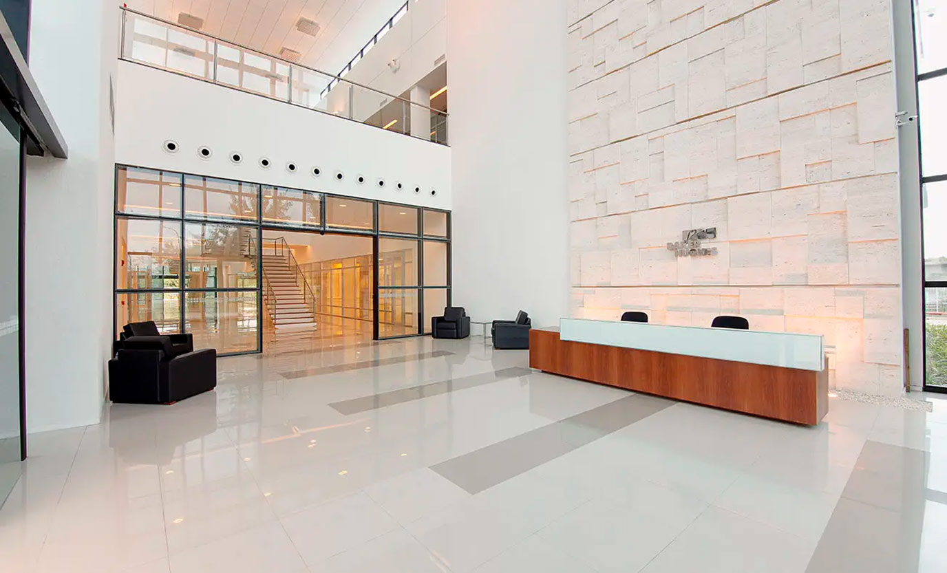 aw-construcoes-baker-hughes-01-parede-travertino-romano-bancada-marmoglass-white-di-marmorer