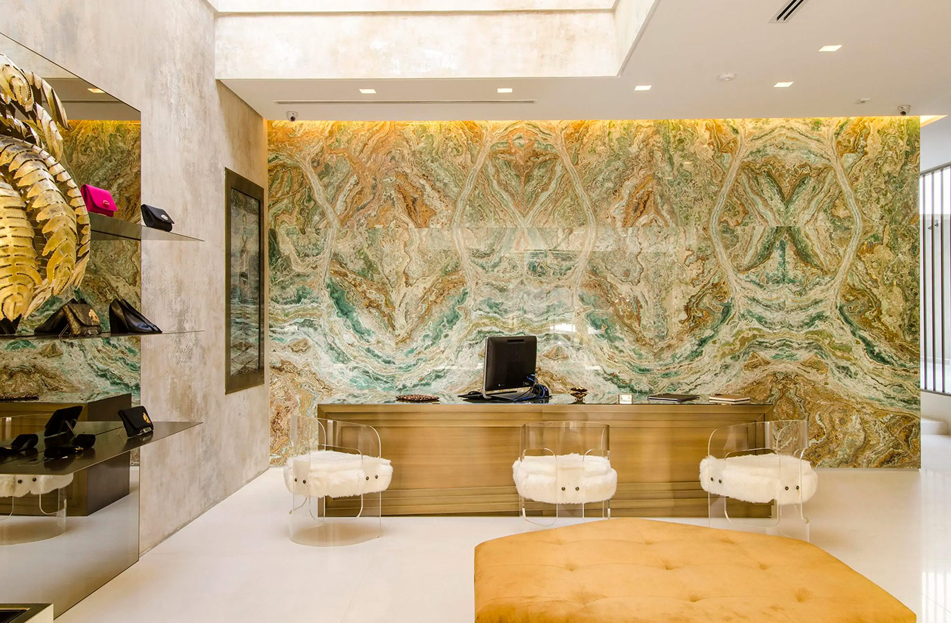 beto-galvez-interiores-adriana-degreas-hall-piso-limestone-caliza-capri-parede-onix-verde-esmeralda-di-marmore-2r