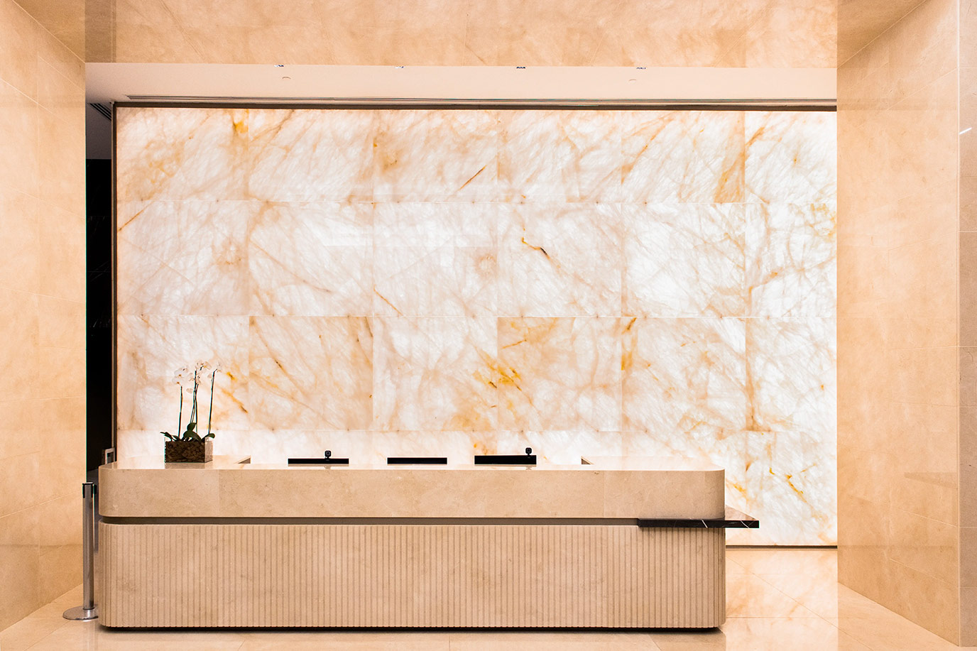 jk-iguatemi-4-piso-parede-teto-elevadores-balcao-fachetado-marmore-crema-marfil-parede-painel-retroiluminado-onix-brancor--