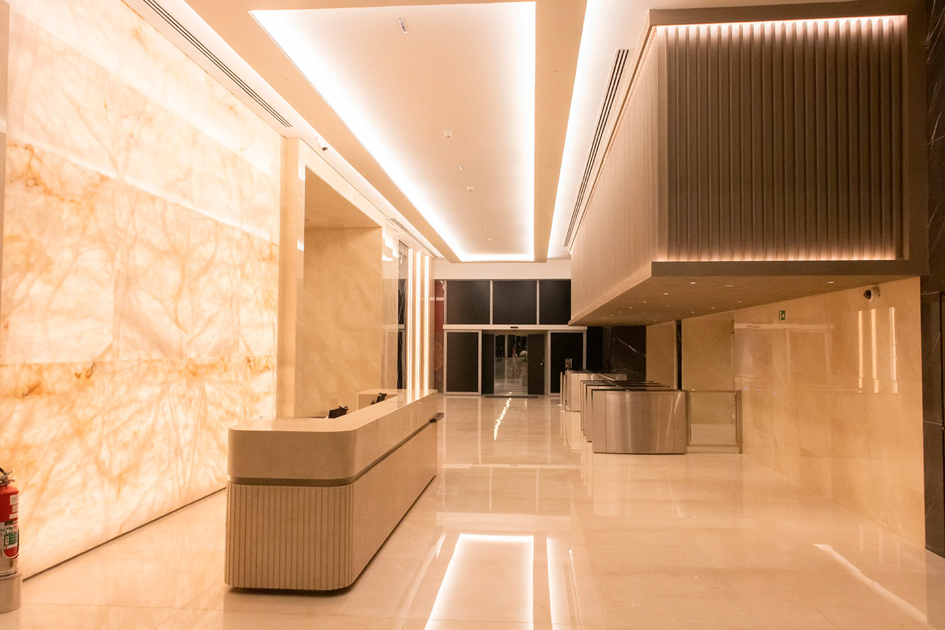 jk-iguatemi-5-piso-parede-teto-elevadores-balcao-fachetado-marmore-crema-marfil-parede-painel-retroiluminado-onix-brancor--