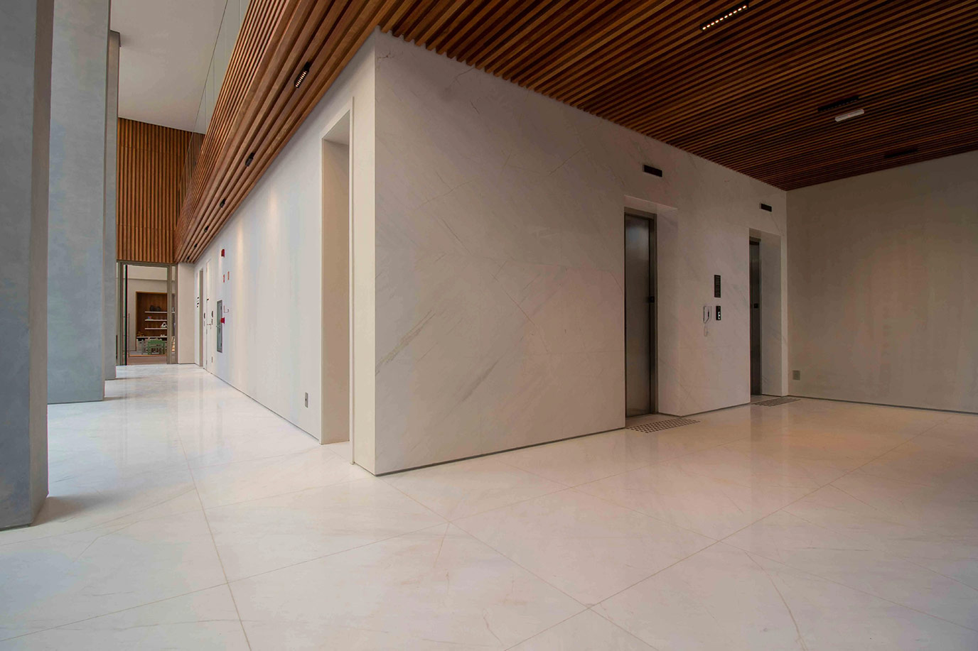 incorporadora-benx-the-frame-elevador-piso-marmore-branco-pigues--di-marmore