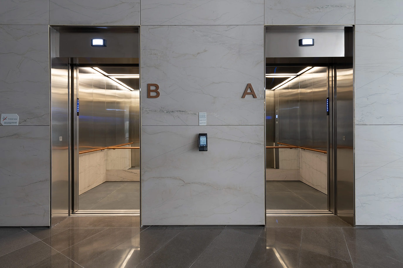 bn-engenharia-complexo-luna-23-parede-quartizito-mont-blanc-piso-basalto-polido-di-marmore