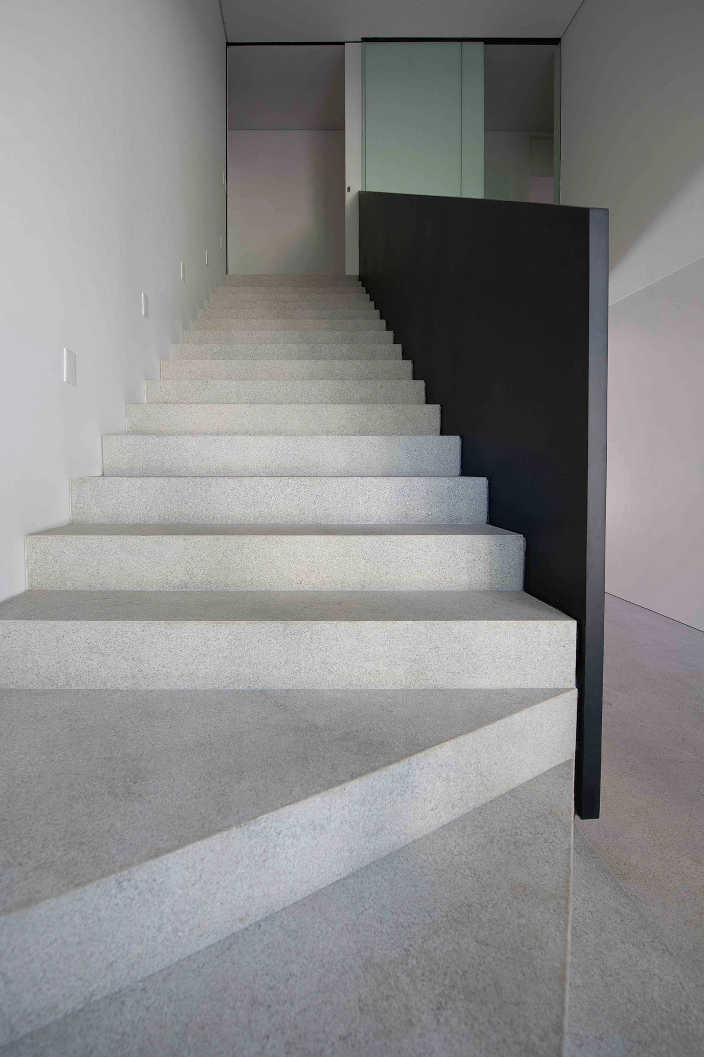 bernardes-arquitetura-residencia-alemanha-esacadas-piso-granito-branco-siena-escovado-di-marmore--(1)