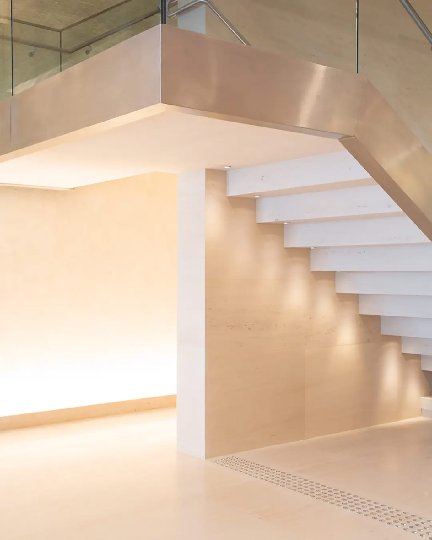 athie-wohnrath-credit-suisse-6-piso-parede-escada-limestone-mont-charmot-di-marmore