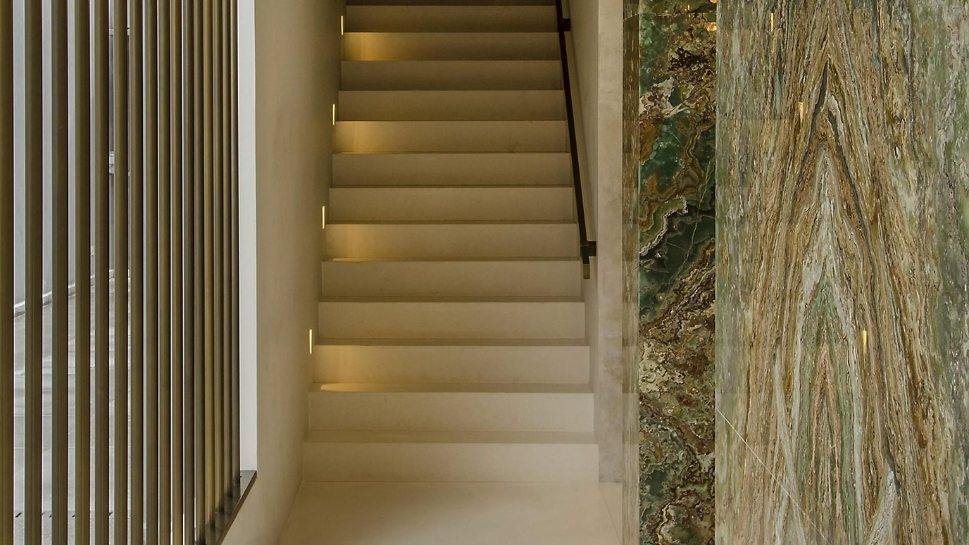 beto-galvez-interiores-adriana-degreas-piso-escada-limestone-caliza-capri-parede-onix-verde-esmeralda-di-marmore-5
