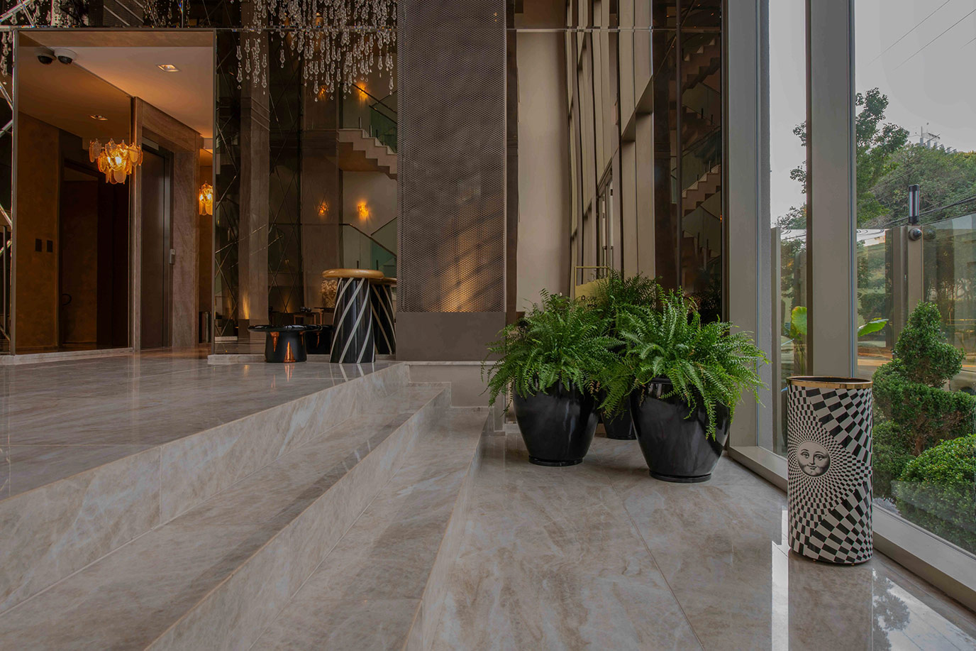 cyrela-on-the-parc-elevador-escada-piso-quartzito-perla-santana-polido-di-marmore-(5)