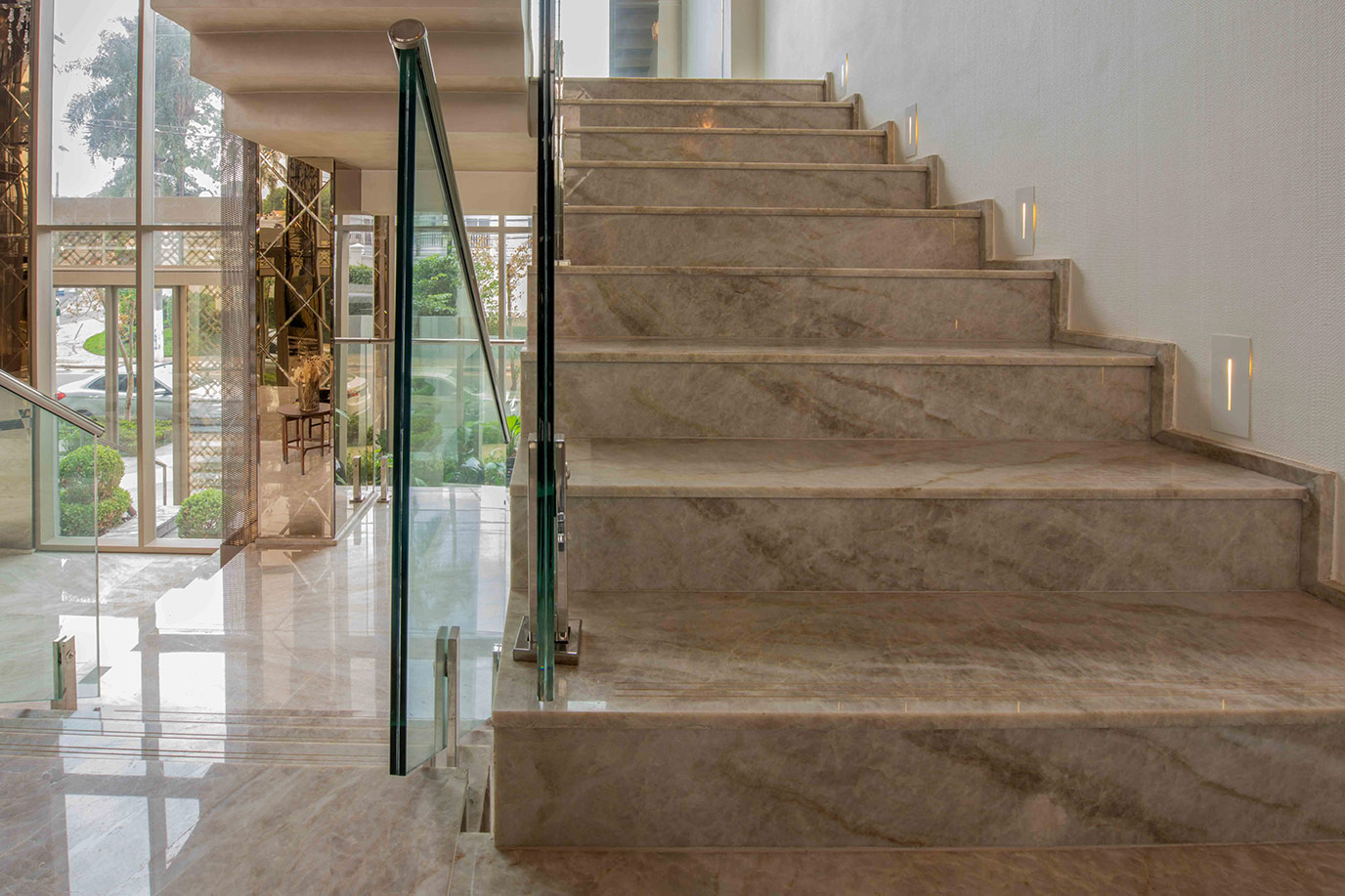 cyrela-on-the-parc-elevador-escada-piso-quartzito-perla-santana-polido-di-marmore-(9)
