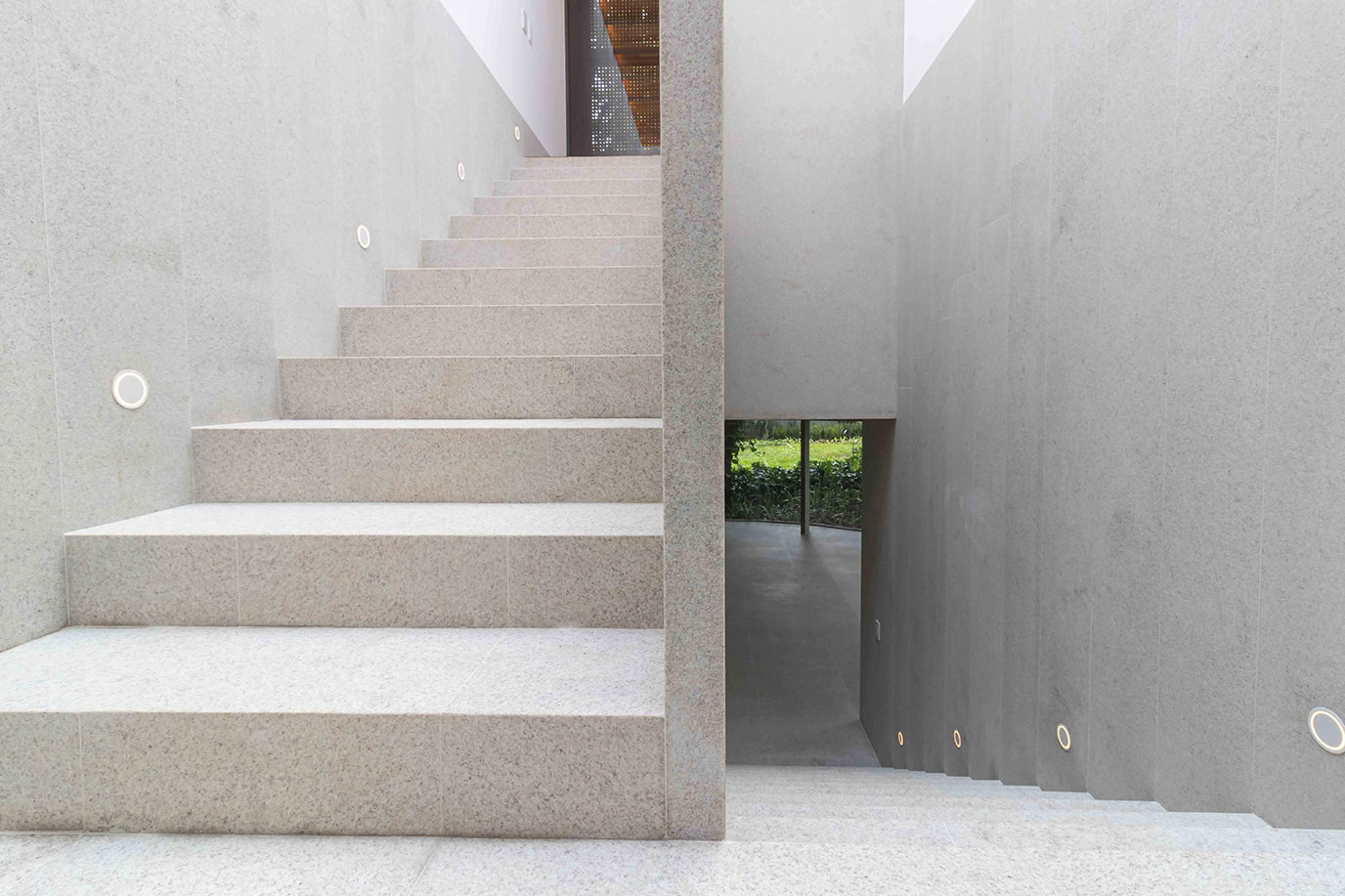 lar-construtora-pinacoteca-contemporanea-escada-piso-e-parede-granito-branco-siena-escovado-di-marmore-(3)