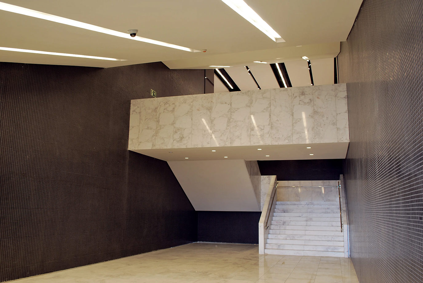 novonor-arena-corinthians-20-pisos-escada-parede-marmore-branco-pigues