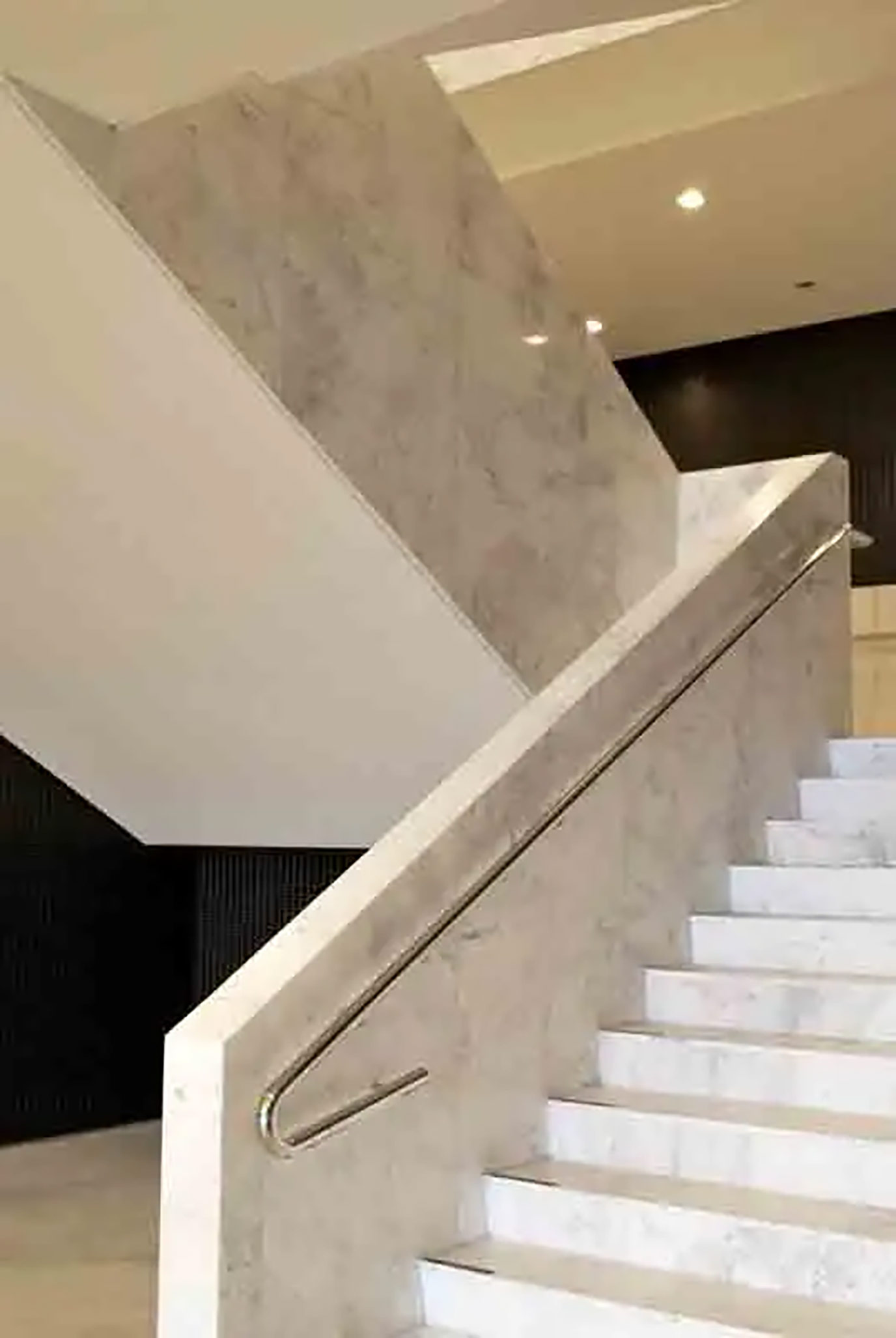 odebrecht-corinthians-escada-piso-marmore-branco-pigues-di-marmore-(1)