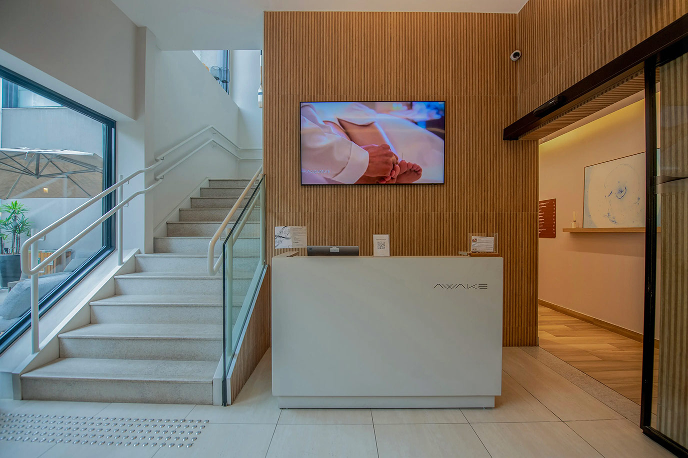 saeng-engenharia-awake-11-piso-escada-granito-branco-itaunas-di-marmore