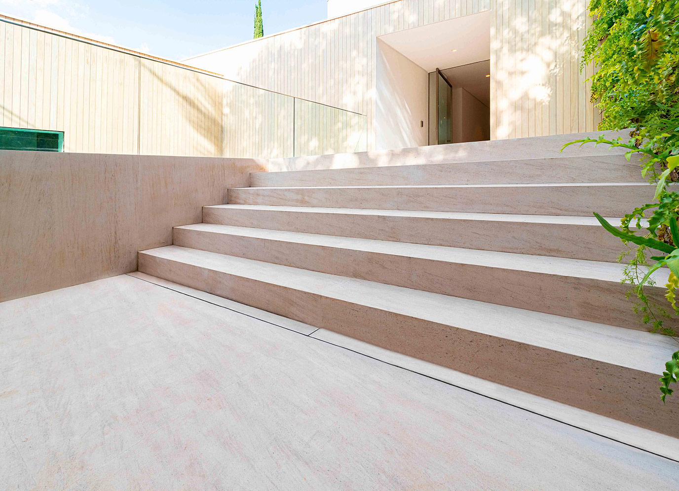 schwartz-residencia-espanha-escada-piso-travertino-navona-estucado-levigado-di-marmore--(1)