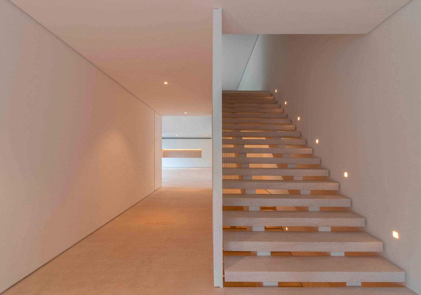 schwartz-residencia-espanha-escada-piso-travertino-navona-estucado-levigado-di-marmore--(2)