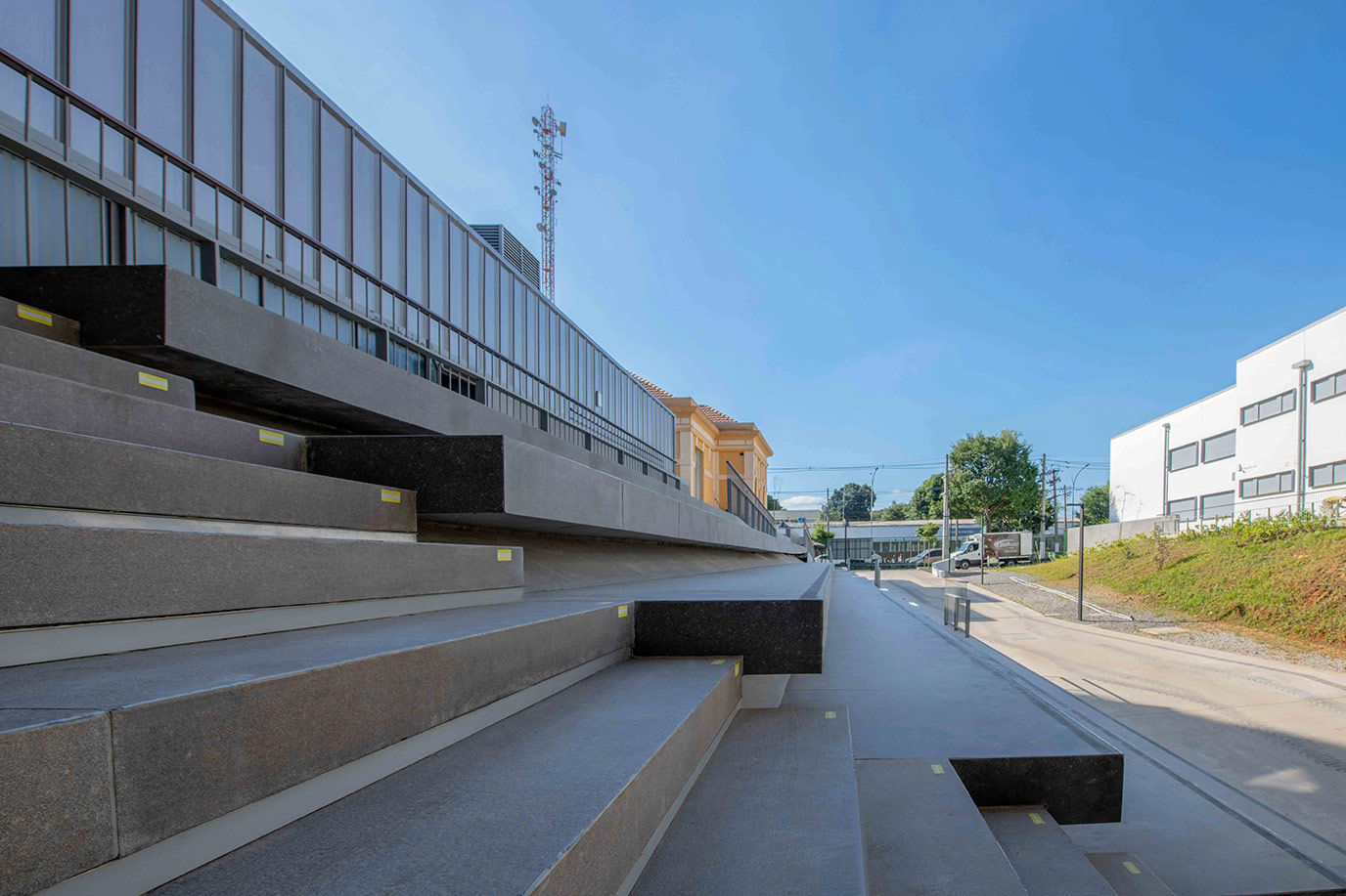 silvio-oksman-afonso-franca-engenharia-pinacoteca-contemporanea-escadas-piso-basalto-granito-preto-levigado-di-marmore-(3)