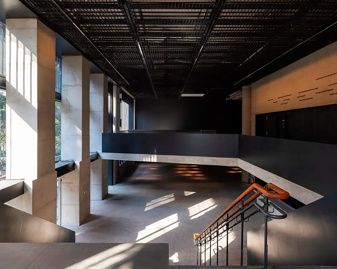 racional-engenharia-masp-16-elevadores-escada-arquibancada-peitoril-piso-placa-basalto-preto-flameado-di-marmore