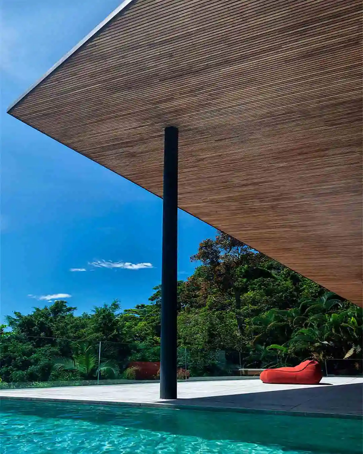 bernardes-arquitetura-alle-engenharia-piscina-granito-branco-siena-serrado--granito-branco-itaunas--pedra-moledo-di-marmore-(1)