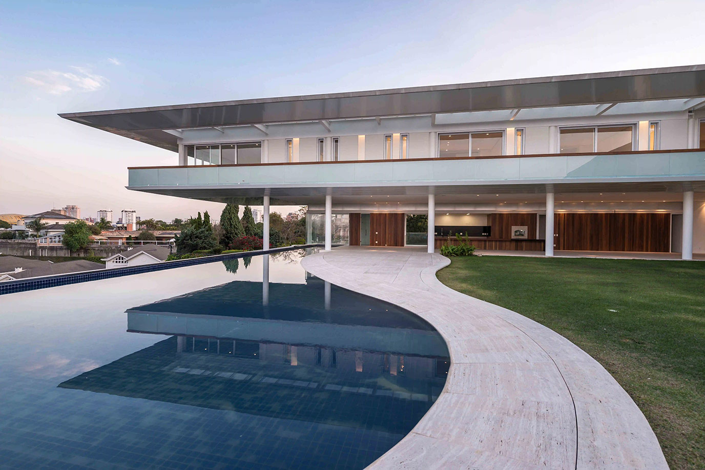 galvez-marton-riccioppo-residencia-morumbi-piscina-travertina-romano-di-marmore-(8)