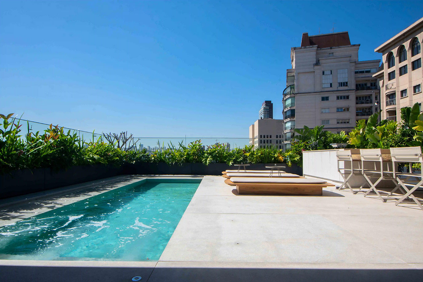 jacobsen-arquitetura-bm-engenharia-triplex-itaim-piscina-piso-granito-branco-itauna-jateado-di-marmore-(2)