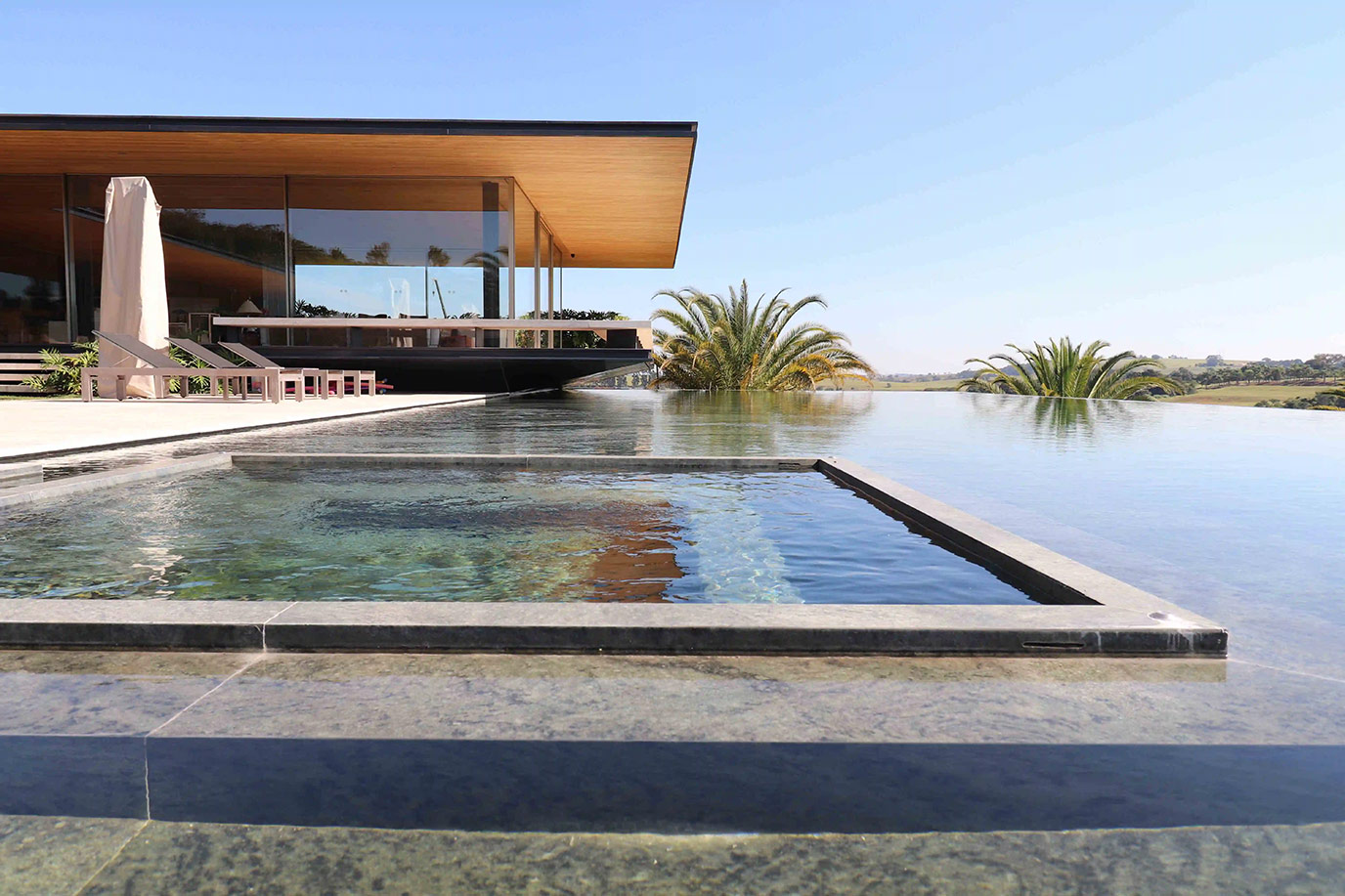 jacobsen-arquitetura-mfc-construtora-fazenda-boa-vista-piscina-granito-verde-candeias-granito-amendoa-capri-travertino-romano-di-marmore--(2)