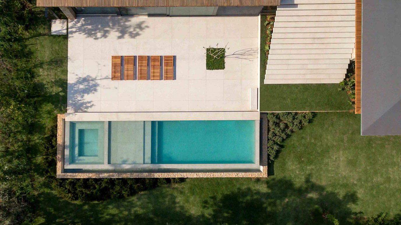 jacobsen-arquitetura-sigla-construtora-quinta-da-baroneza-piscina-granito-branco-siena-di-marmore-(1)