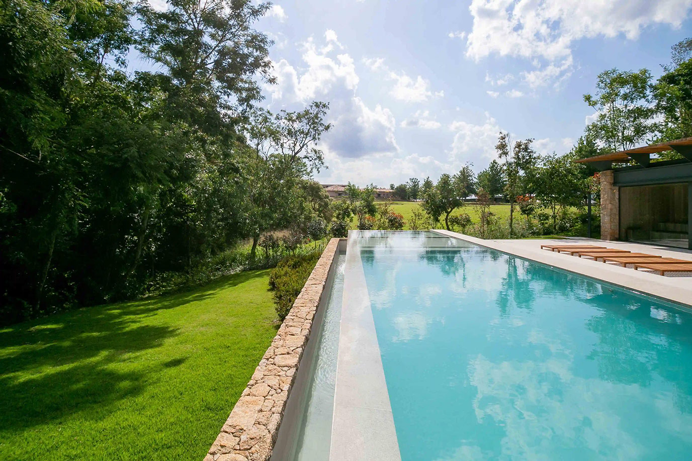 jacobsen-arquitetura-sigla-construtora-quinta-da-baroneza-piscina-granito-branco-siena-di-marmore--(1)