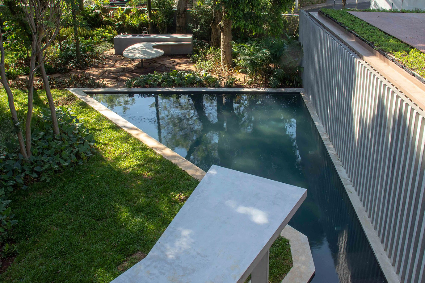 lar-construtora-bernardes-arquitetura-residencia-grecia-piscina-granito-branco-siena-escovado-di-marmore--(6)