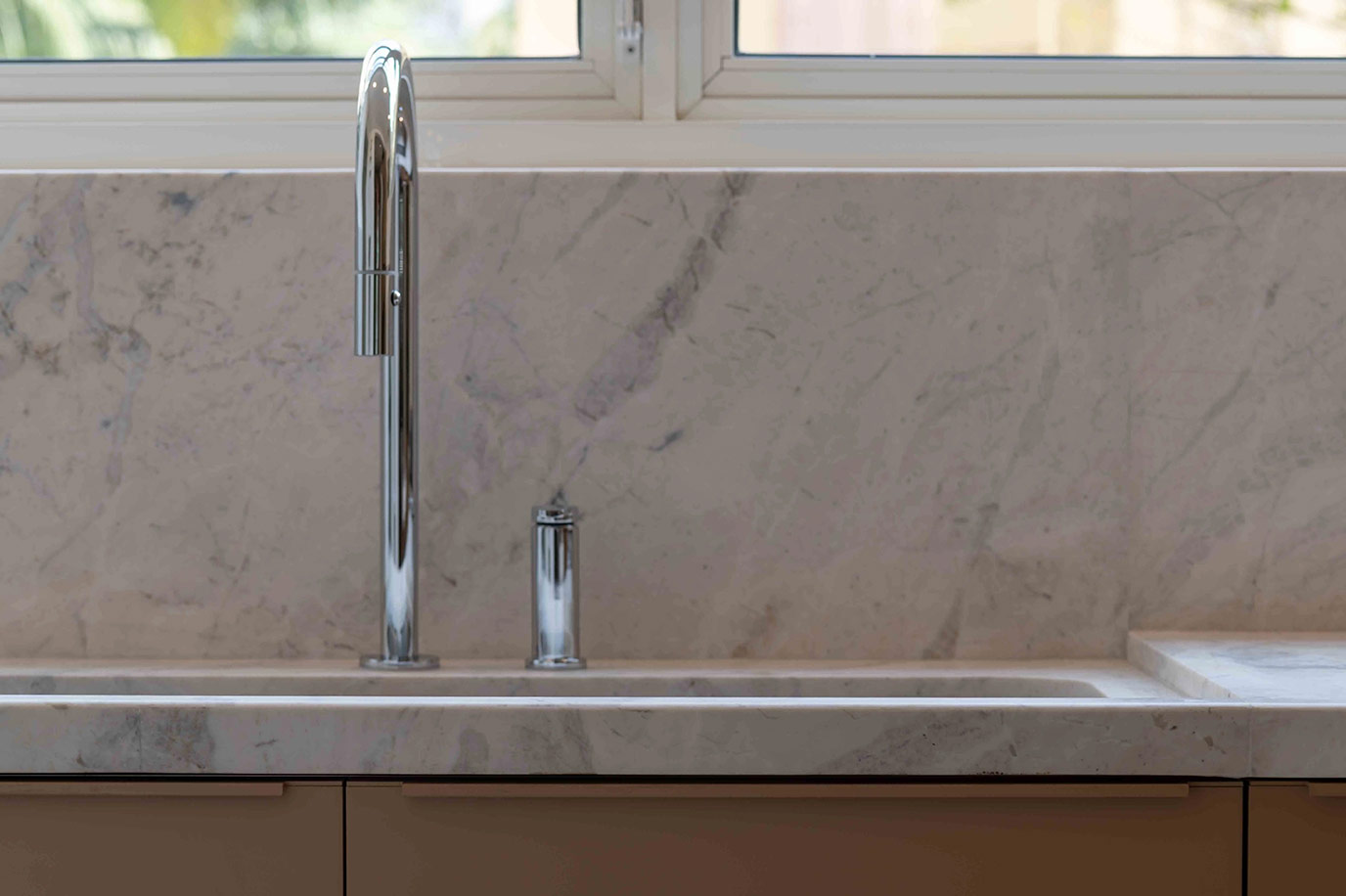 anastassiadis-retrofit-higienopolis-banho-piso-parede-nicho-lavatorio-marmore-branco-parana-argento-levigado-di-marmore--3--(2)