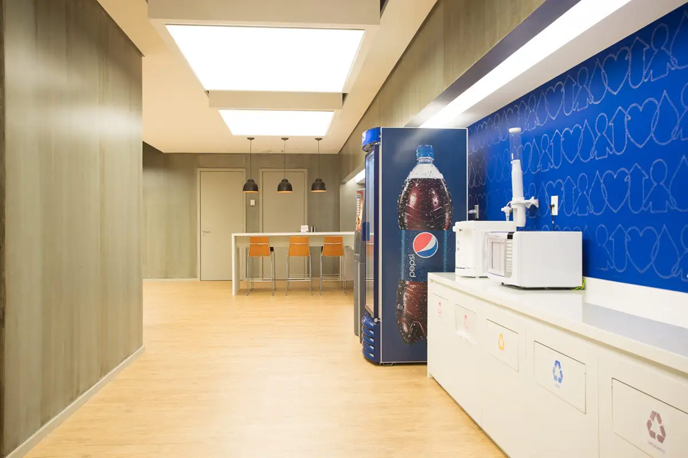 athie-wohnrath-pepsico-17-mesa-bancada-marmoglass-white