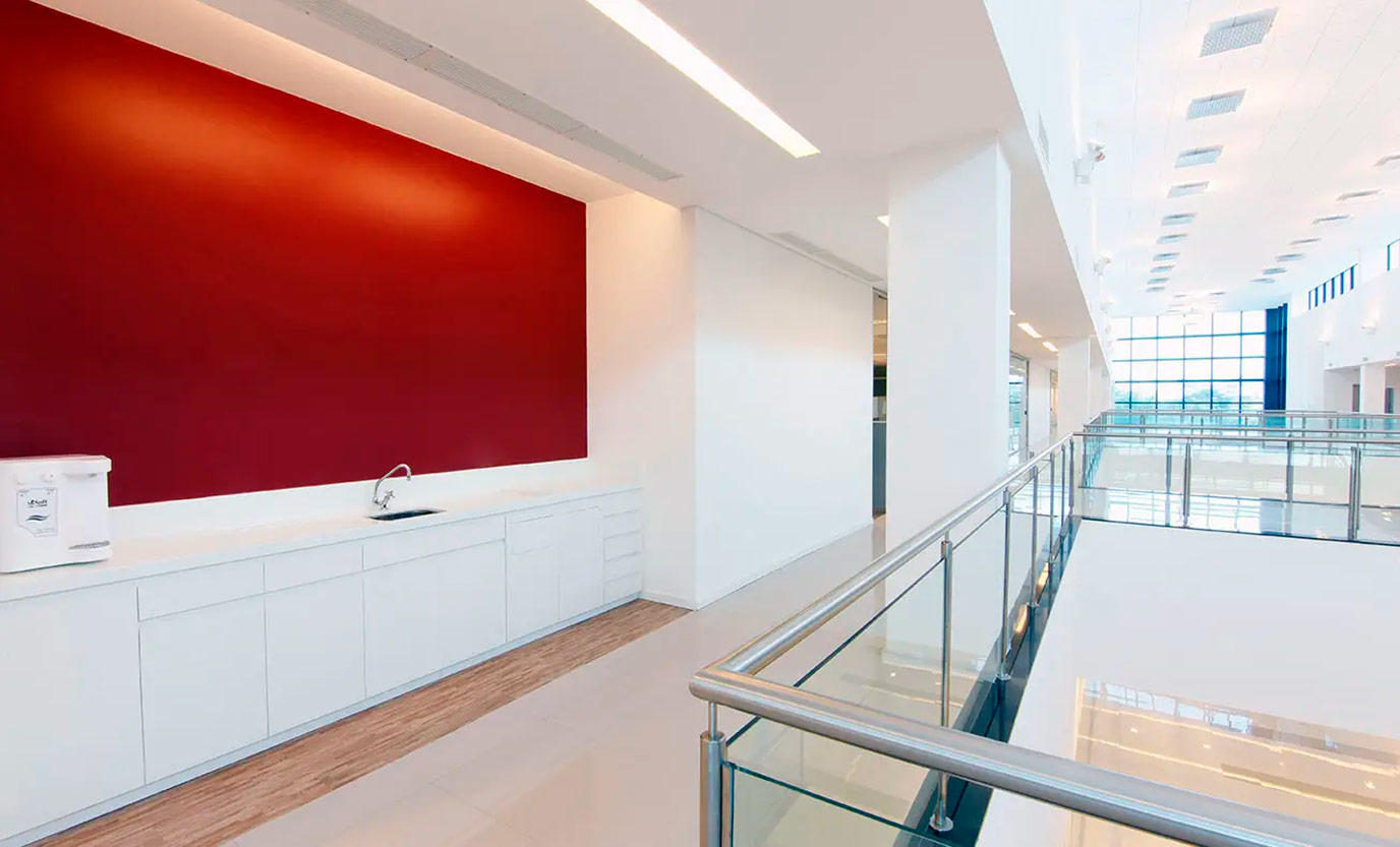 aw-construcoes-baker-hughes-03parede-travertino-romano-bancada-marmoglass-white-di-marmore