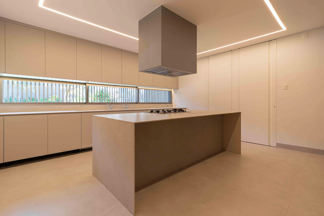 jacobsen-arquitetura-schwarts-engenharia-gourmet-piso-soculo-bancada-limestone-mont-dore-levigado-di-marmore