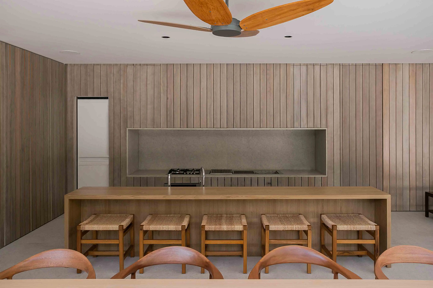 jacobsen-arquitetura-sigla-construtora-gourmet-piso-granito-branco-siena-escovado-balcao-tampo-pia-quartzo-cinza-clean-di-marmore