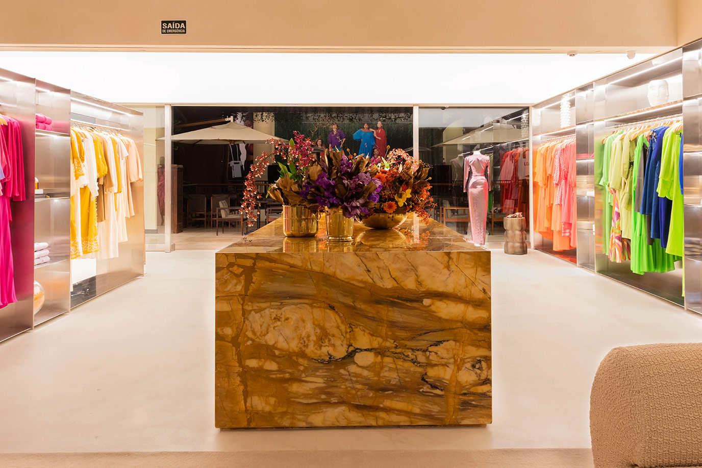 mnma-studio-saeng-engenharia-amissima-piso-parede-fachada-logo-alto-relevo-limestone-persiano-bancada-marmore-giallo-siena-di-marmore-3--